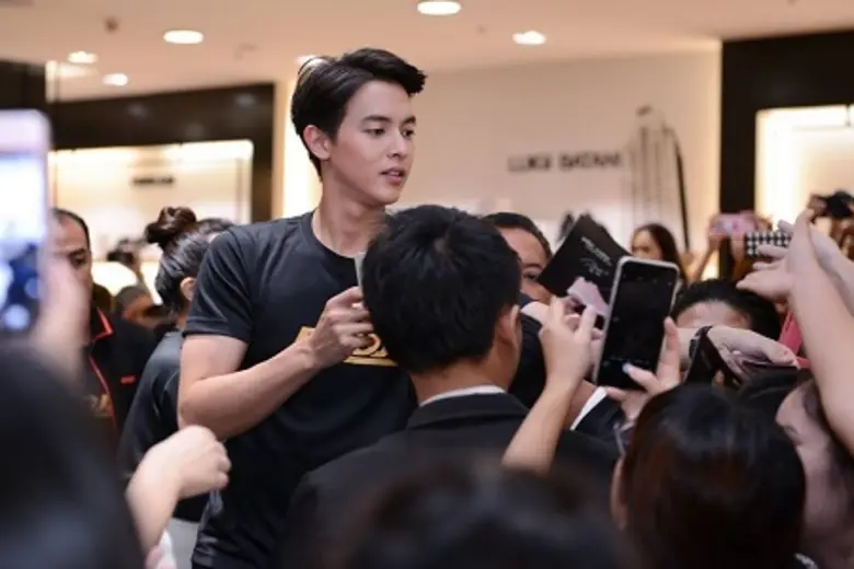 "เจมส์-มิกค์" ขวัญใจเหล่าเอฟซี ลูกค้า"บาโอจิ"ยกนิ้ว! ให้เป็นเอ็นเตอร์เทนตัวพ่อ