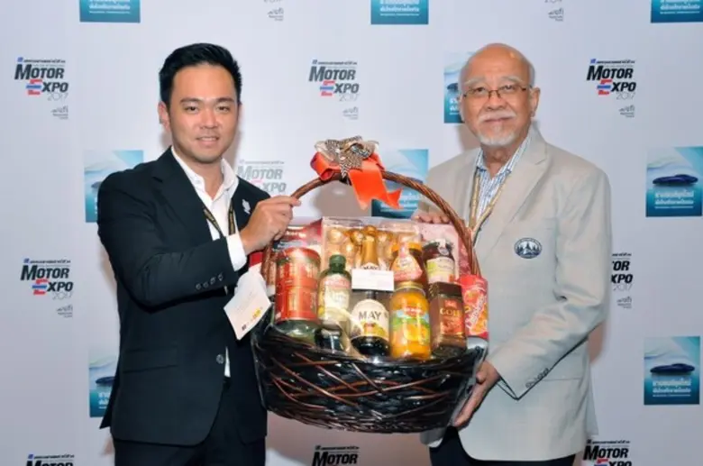 ทีมผู้บริหาร เบนซ์ ทีทีซี เยี่ยมสวัสดีปีใหม่ 2561 “บิ๊กทรี” วงการสื่อยานยนต์ไทย