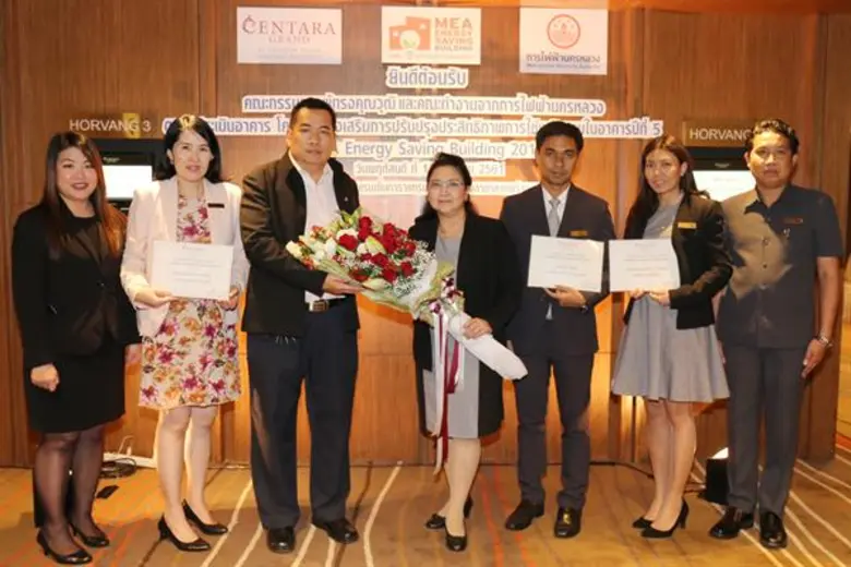 เพชรรัตน์ พรหมสิทธิ์ (คนที่ 4 จากซ้าย) ผู...