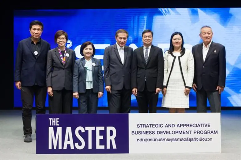 นายบุญเกียรติ โชควัฒนา (ขวา) ประธานสถาบัน...