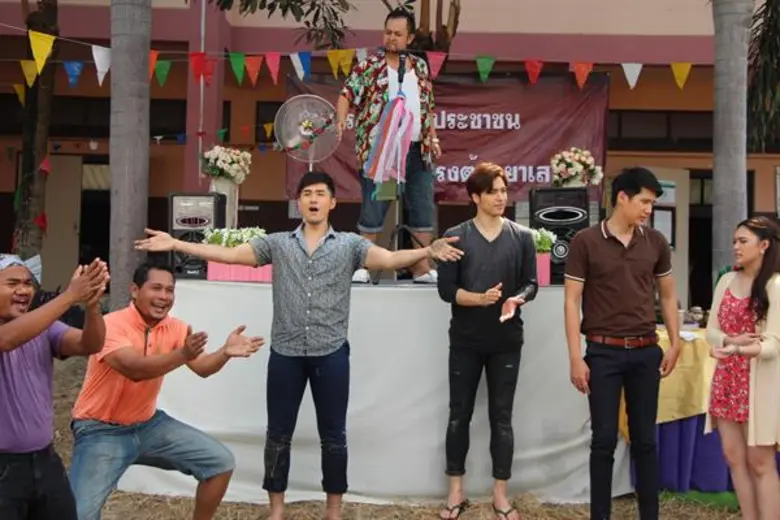 แม็ค-วีรคณิศร์ โชว์ลีลาเด็ด!!! จับปลาไหลมือเปล่า....ล้มจริง เลอะจริงในละคร “แม่สื่อจอมป่วน”