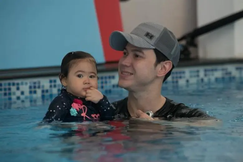 ข่าวซุบซิบ: “พลอยเจ” เมื่อ “พ่อจิม-เจจินตัย”พา“น้องพลอยเจ”ลงสระว่ายน้ำครั้งแรก