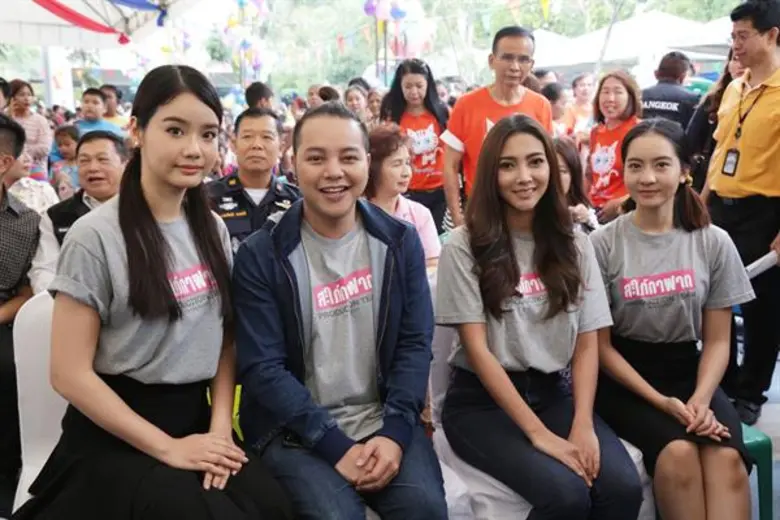 นักแสดงละคร “สะใภ้กาฝาก” ช่อง3 แท็คทีมร่วมงานวันเด็ก  ส่งมอบความสุขให้น้องๆ ณ ศูนย์เยาวชนคลองเตย