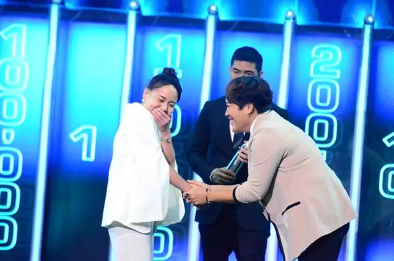 ทีวีไกด์: รายการ “The Wall กำแพงพลิกชีวิต” “เบลล่า-ออย” 2สาวใจแกร่ง!!ระยะสุดท้าย ลุ้นเงิน “The Wall” นำไปสร้างมูลนิธิช่วยผู้ป่วยมะเร็ง