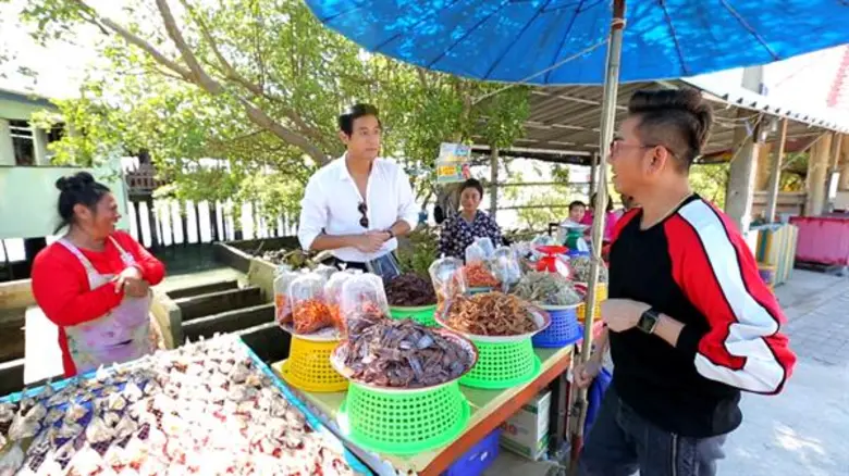 ทีวีไกด์: รายการ “ครัวลั่นทุ่ง” “บอส พุทธิพงษ์” แอบหนี “จิ๊บ ปกฉัตร”  เที่ยว “สะพานแดง” ตะลุยตามหา “สาหร่ายพวงองุ่น”