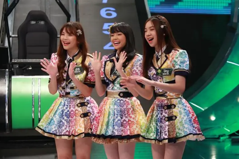 ทีวีไกด์: รายการ "ปริศนาฟ้าแลบ" ชวนลุ้น 3 สาว BNK48 ปัญ, เฌอปราง และ อร ขึ้นเก้าอี้เสี่ยงทาย