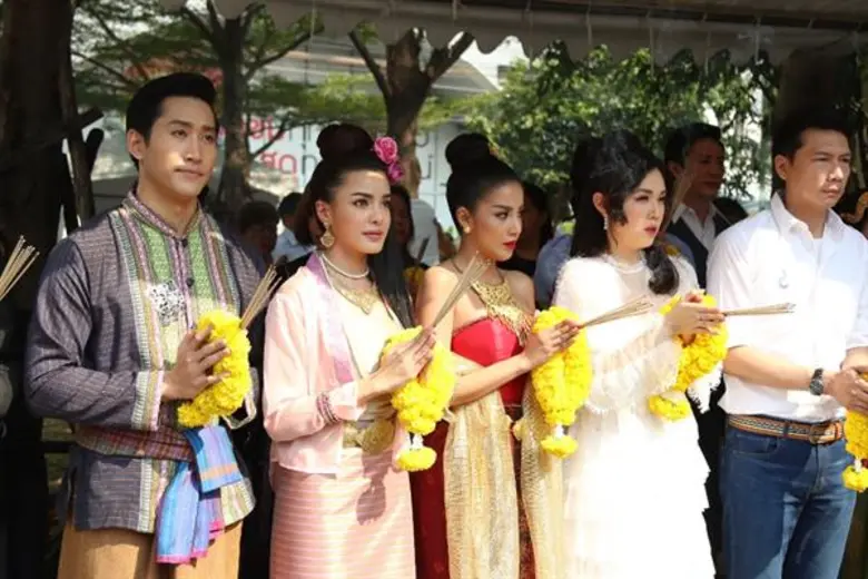 “ช่อง 8” จัดเต็ม บวงสรวงอลังการ “ซิ่นลายหงส์”!!! “ใบเตย-ไนกี้-จูน” สวย สง่า ชุดผ้าซิ่น