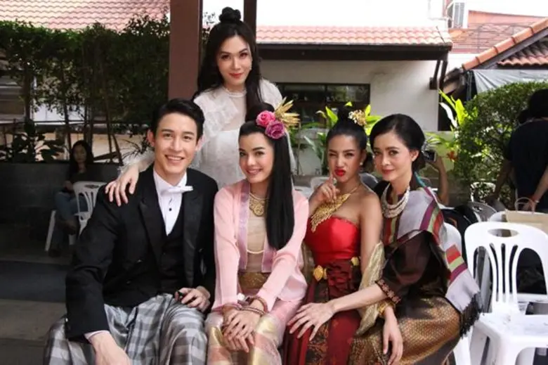 “ช่อง 8” จัดเต็ม บวงสรวงอลังการ “ซิ่นลายหงส์”!!! “ใบเตย-ไนกี้-จูน” สวย สง่า ชุดผ้าซิ่น