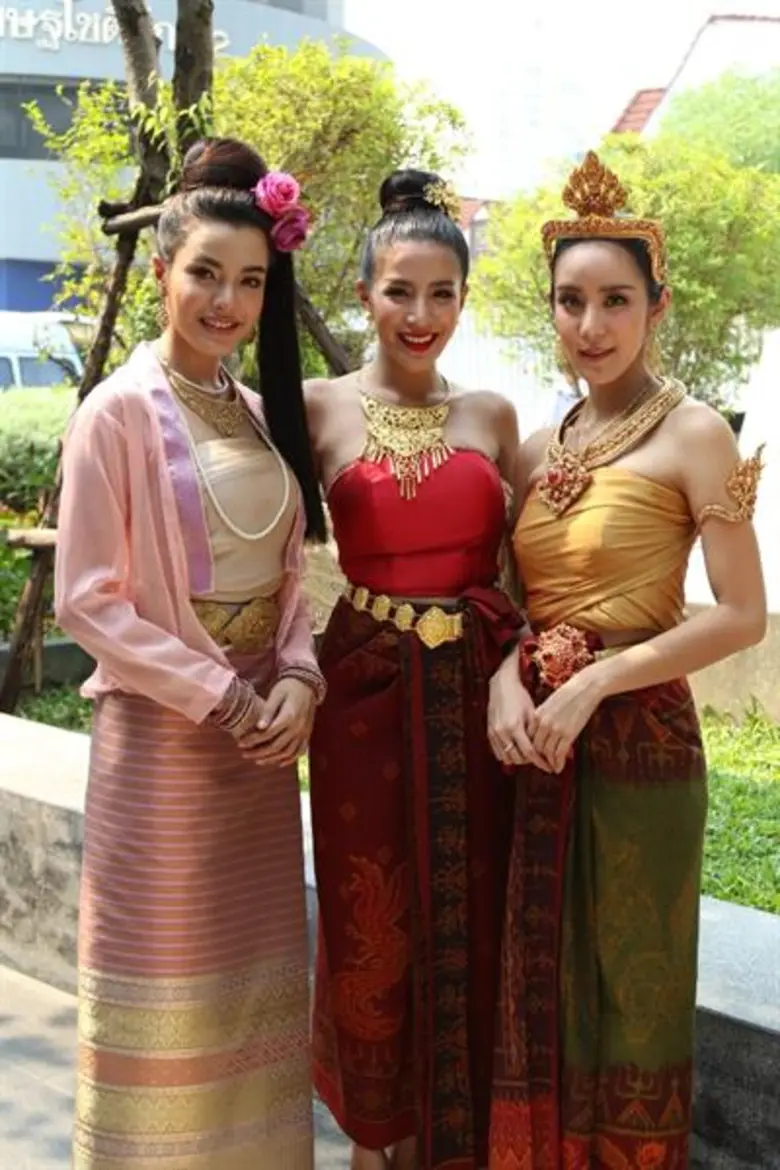 “ช่อง 8” จัดเต็ม บวงสรวงอลังการ “ซิ่นลายหงส์”!!! “ใบเตย-ไนกี้-จูน” สวย สง่า ชุดผ้าซิ่น