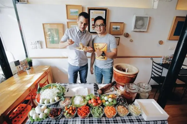 ชวนสัมผัสความแซ่บแสบลิ้นของ "ส้มตำ" โดยฝรั่งยิ้มกว้...