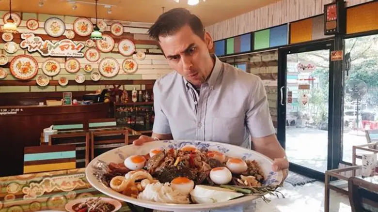 ทีวีไกด์: รายการ "หลงรักยิ้ม" “แดเนียล” พาชิมส้มตำเด็ดแห่งเมืองหลวง 5 ร้าน 5 ไอเดียเก๋ ในรายการ “หลงรักยิ้ม”