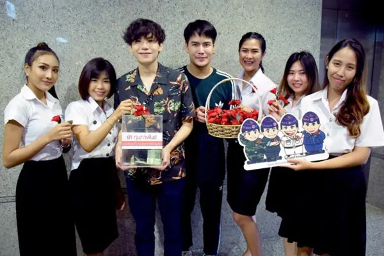 ศิลปิน นักแสดงในเครือแกรมมี่ นำโดย เต๋า ภ...