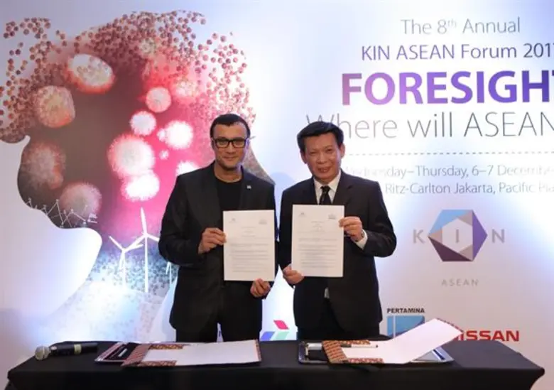 นายโตสิต วิสาลเสสถ์ (ขวา) ผู้ก่อตั้งและผู...