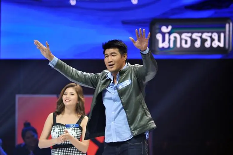 ทีวีไกด์: รายการ “ตกสิบหยิบล้าน” “สมรักษ์ คำสิงห์”  ตีแสกยอดหน้า “แซ็ค ชุมแพ” กลางรายการ ล้างเวทีแข่งคำถาม ท้าทายศักดิ์ศรีสายเลือดขอนแก่น!!!