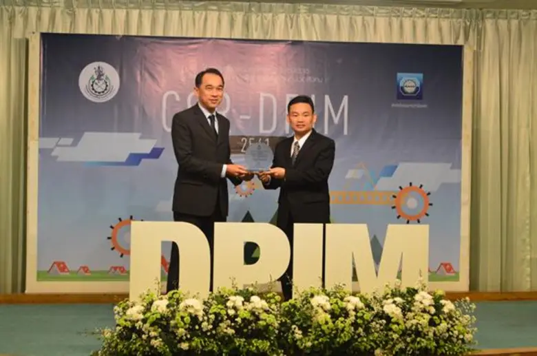 นายพงษ์ศักดิ์ แห่ล้อม (ซ้าย) ประธานคณะกรร...