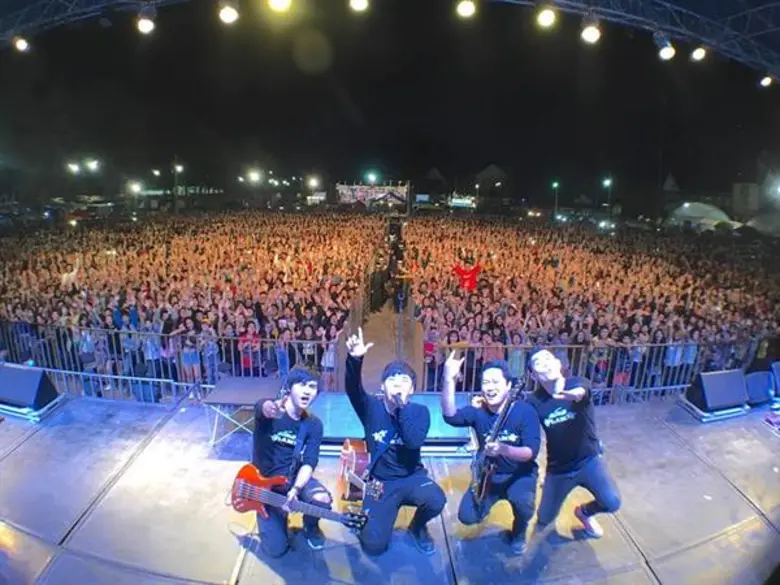 เป็นอีกหนึ่งกลุ่มศิลปินร็อคมากความสามารถส...