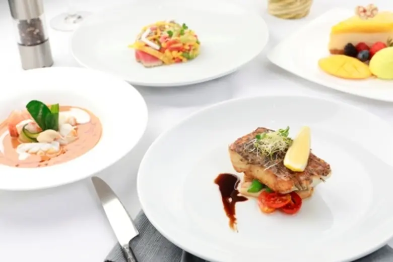 ห้องอาหาร "โคสต์บีชคลับแอนด์บิสโทร" ริมชา...