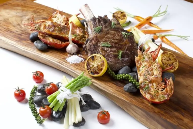 ลิ้มรสชาติความอร่อยของ บุฟเฟ่ต์ "เซิร์ฟแอ...