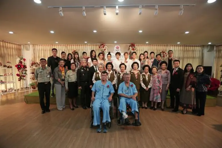 คุณหญิงแสงเดือน ณ นคร (ที่ 6 จากซ้าย แถว ...