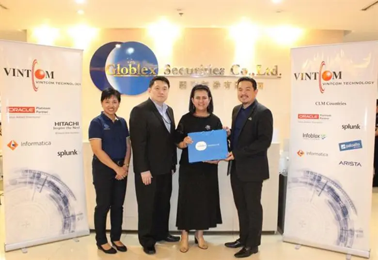 นางทรงศรี ศรีรุ่งเรืองจิต (กลางขวา) กรรมก...