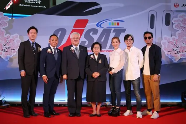 นางสาวผุสดี นาวาวิจิต (กลาง) นายกสมาคมนัก...