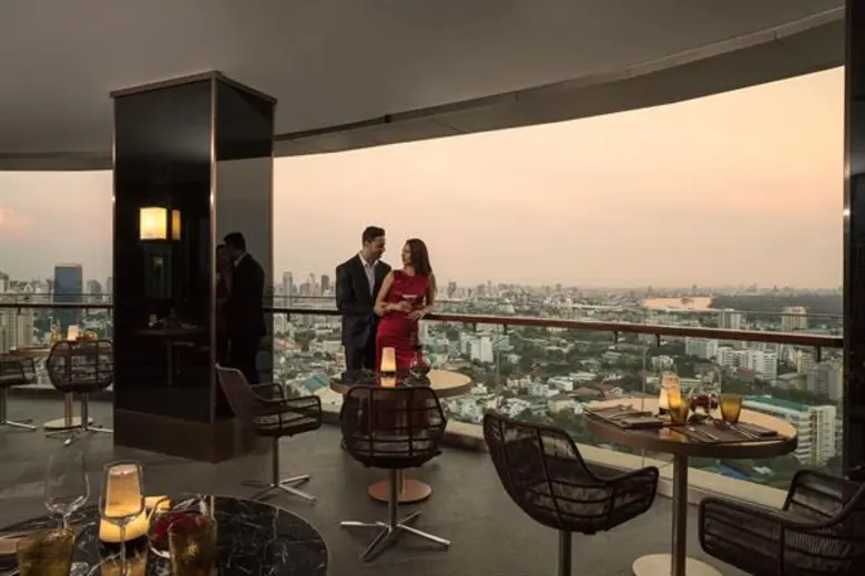 การรับประทานอาหารท่ามกลางแสงระยิบระยับของ...