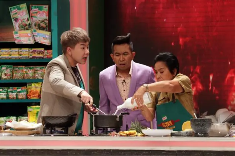 ทีวีไกด์: รายการ “My Mom Cooks เชฟไม่ทิ้งแถว” “นิกกี้-ณฉัตร” และ “บุ๊คโกะ-ธนัชพันธ์” จับมือคุณแม่! อวดเสน่ห์ปลายจวัก แข่งทำอาหารสะเทือนครัว!!!