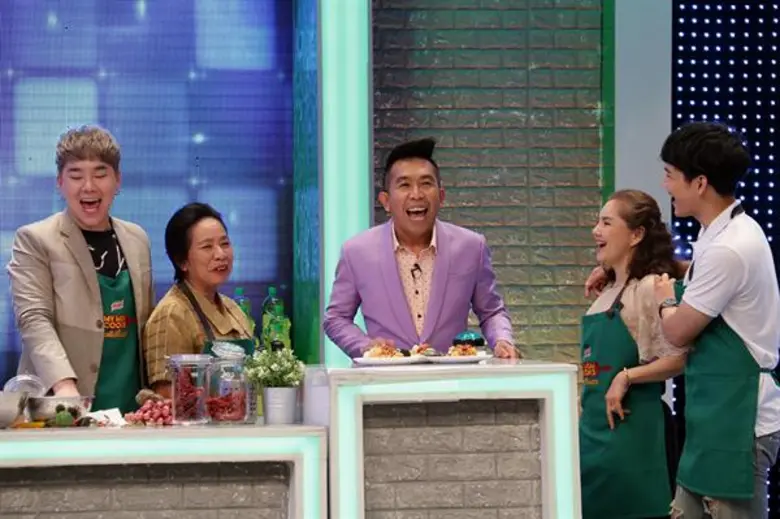 ทีวีไกด์: รายการ “My Mom Cooks เชฟไม่ทิ้งแถว” “นิกกี้-ณฉัตร” และ “บุ๊คโกะ-ธนัชพันธ์” จับมือคุณแม่! อวดเสน่ห์ปลายจวัก แข่งทำอาหารสะเทือนครัว!!!