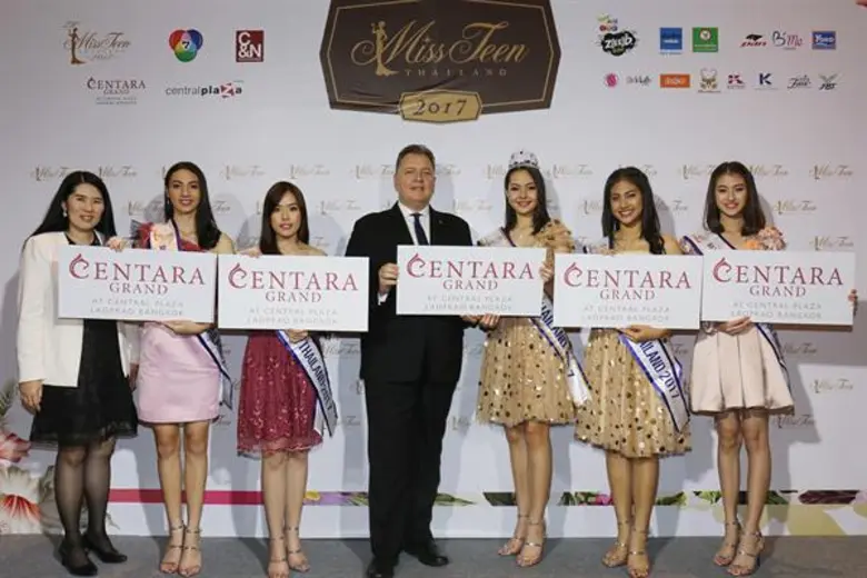 มร.เจมส์ โรเบิร์ต วิลสัน (คนที่ 4 จากซ้าย...