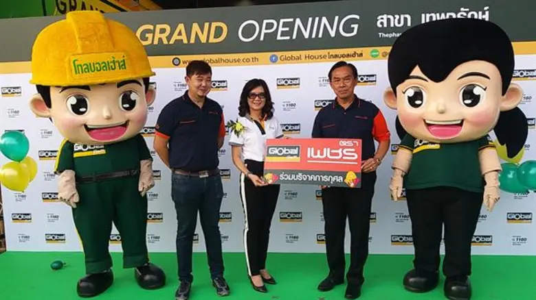 นายสาธิต สุดบรรทัด (ขวา) ประธานเจ้าหน้าที...