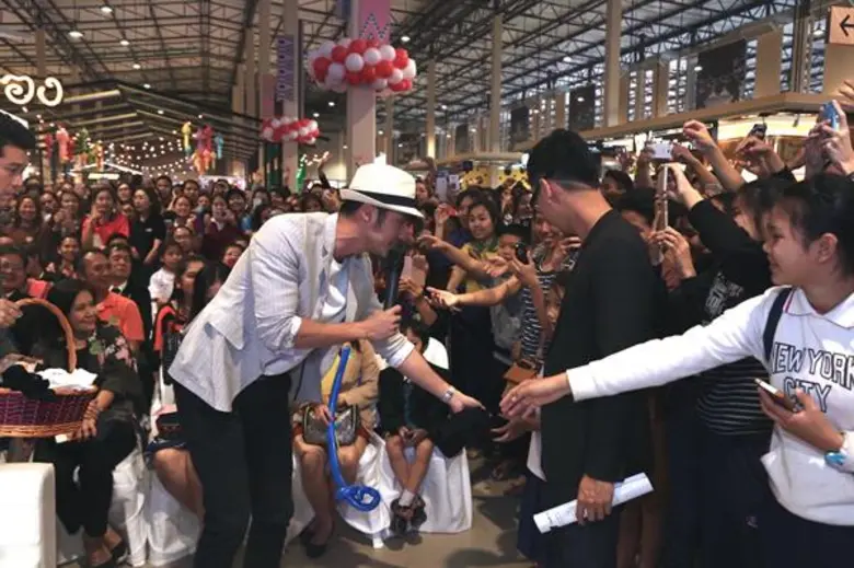 ห้างแตก!! “บอย-ปกรณ์” แอ่วเหนือ  ฉลองเปิดตัว “ท็อปส์ พลาซ่า พะเยา” แฟนแห่กรี๊ดล้น!! ม่วนขนาด