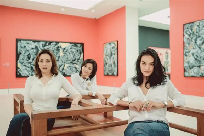 Movie Guide: “ตั๊ก บงกช” ทุ่มสุดใจเค้นฝีมือเข้มกำกับ “เพื่อนฉัน ฝันสลาย Sad Beauty” เพื่อเพื่อนรัก ตอบทุกคำถามในแฟนเพจหนังด้วยตัวเอง!!!