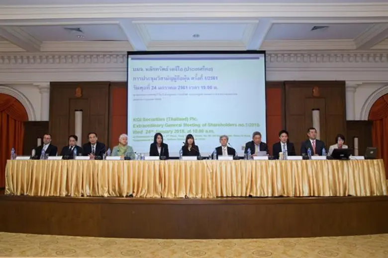 นายฟุง ฮก เมง (ที่ 4 จากขวา) ประธานกรรมกา...