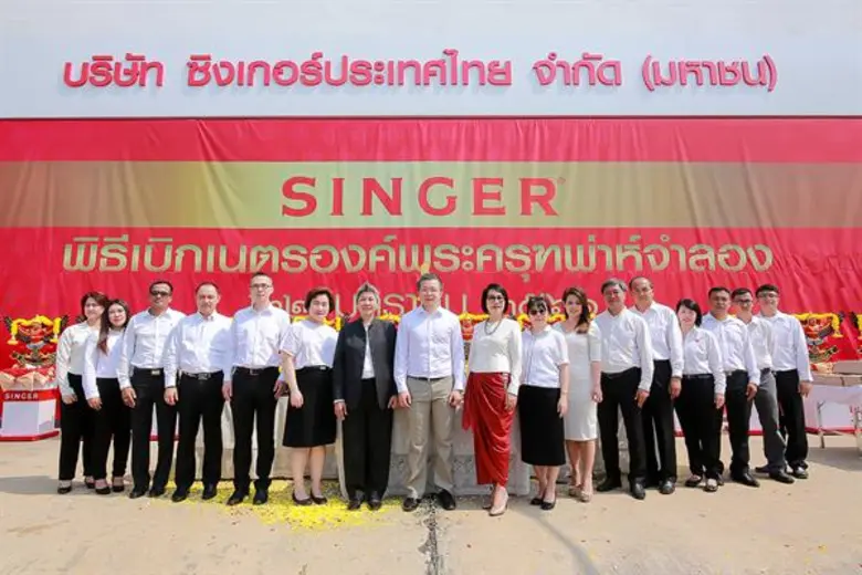 คุณกิตติพงศ์ กนกวิไลรัตน์ (ที่ 8 จากซ้าย)...