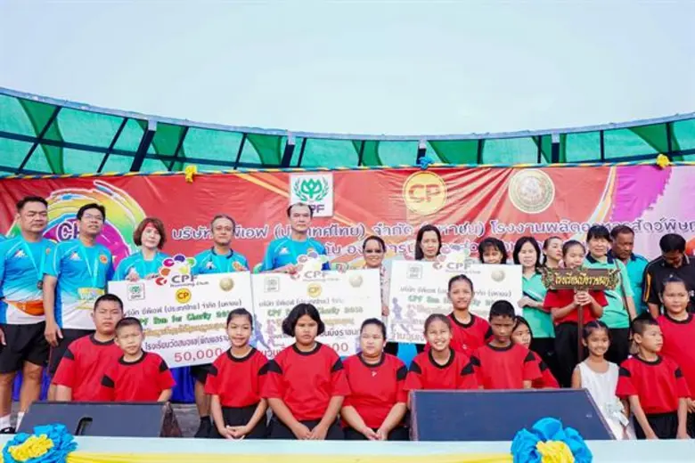 นายวิโรจน์ คัมภีระ (ที่ 5 จากซ้าย) ประธาน...