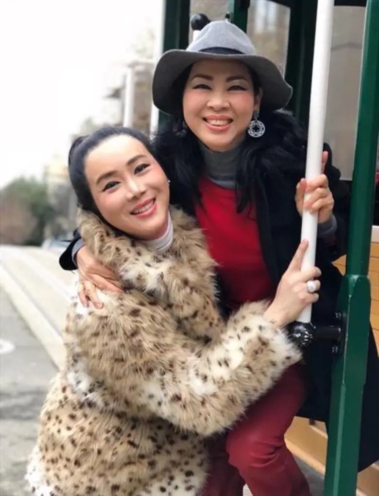 "แอน จักรพงษ์" น้ำตาไหลก้มกราบจูบเท้าคุณแม่  ขอโทษที่กลายเป็นสตรีข้ามเพศ หลังจากไม่คุยกันนาน 3 ปี