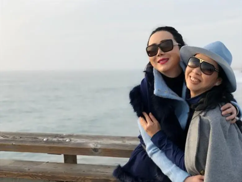 "แอน จักรพงษ์" น้ำตาไหลก้มกราบจูบเท้าคุณแม่  ขอโทษที่กลายเป็นสตรีข้ามเพศ หลังจากไม่คุยกันนาน 3 ปี