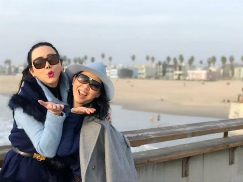 "แอน จักรพงษ์" น้ำตาไหลก้มกราบจูบเท้าคุณแม่  ขอโทษที่กลายเป็นสตรีข้ามเพศ หลังจากไม่คุยกันนาน 3 ปี