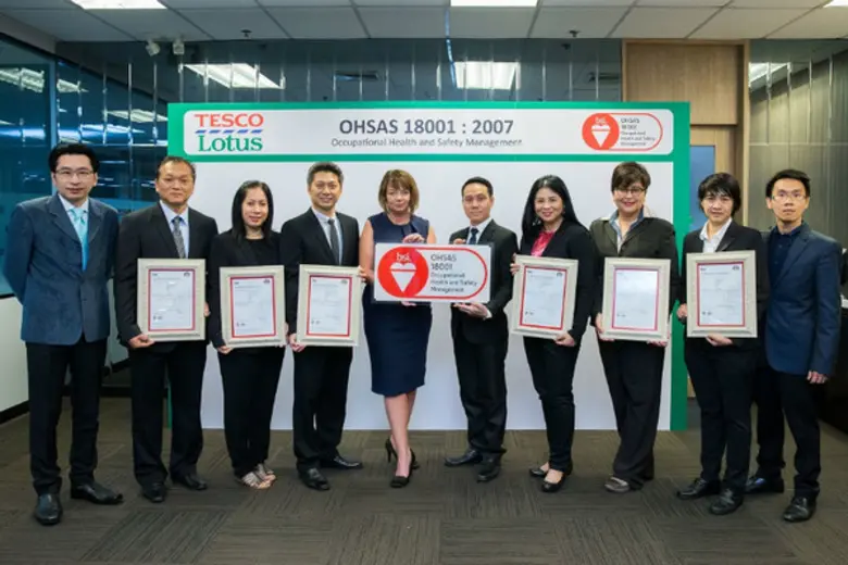 คุณแอน เบลล์ (ที่ 5 จากซ้าย) ประธานกรรมกา...