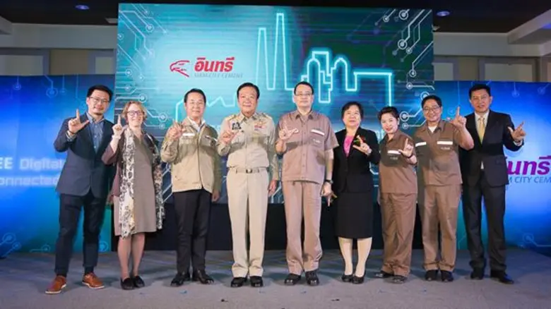 ศิวะ มหาสันทนะ (กลาง) กรรมการและประธานเจ้...