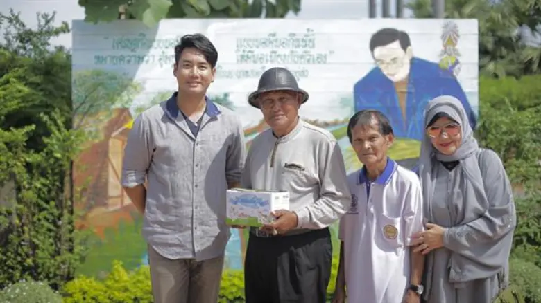 สัมผัสวิถีชีวิตพอเพียง ณ ศูนย์การเรียนรู้เศรษฐกิจพอเพียง “บ้านของพ่อ ใน หนองโพ ๙ ตามพระราชปณิธาน สานต่ออาชีพที่พ่อให้