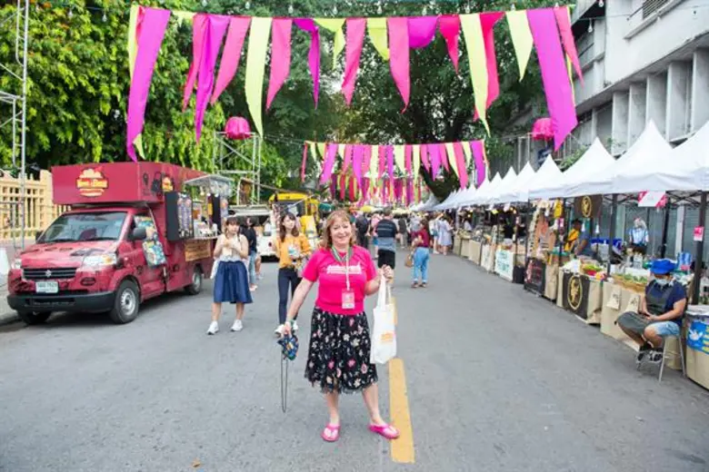 จบงานสุดอลังการ“บางกอกแหวกแนว 2018” สีสันแห่งท่าเตียนจัดหนักกว่าเดิม ฮิวโก้ สร้างปรากฏการณ์ใหม่ ยำดนตรี 2 แนว ไทย-เทศ แฟนคลับไทย-ฝรั่งกรี๊ด