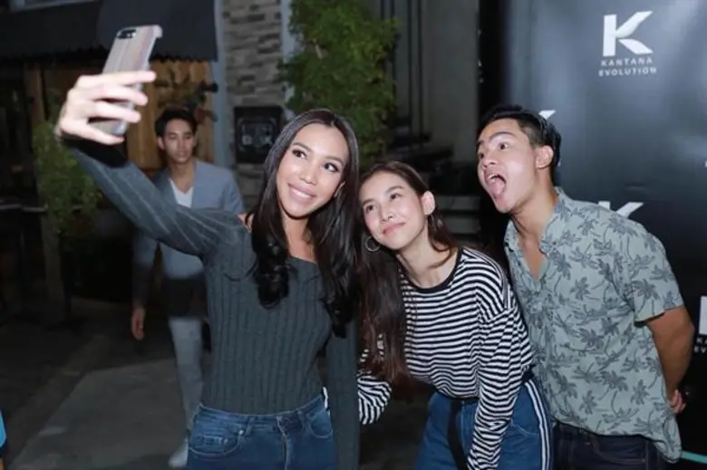 ป๋อ – เด่นคุณ – อาย นำทีมนักแสดงละครเงินปากผี ร่วมพิสูจน์อาถรรพ์ พาแฟนคลับร่วมดูละครตอนแรกด้วยกัน อารมณ์ลุ้นมาเต็ม!