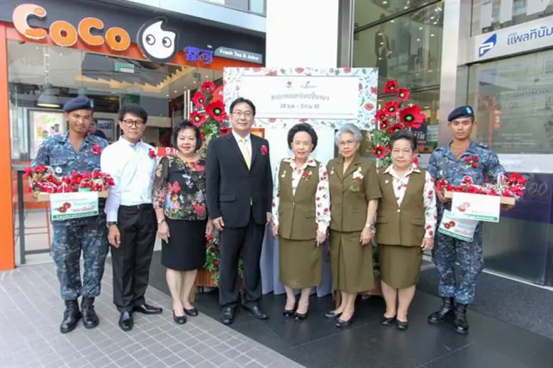 คุณหญิงแสงเดือน ณ นคร (ที่ 5 จากซ้าย) ประ...