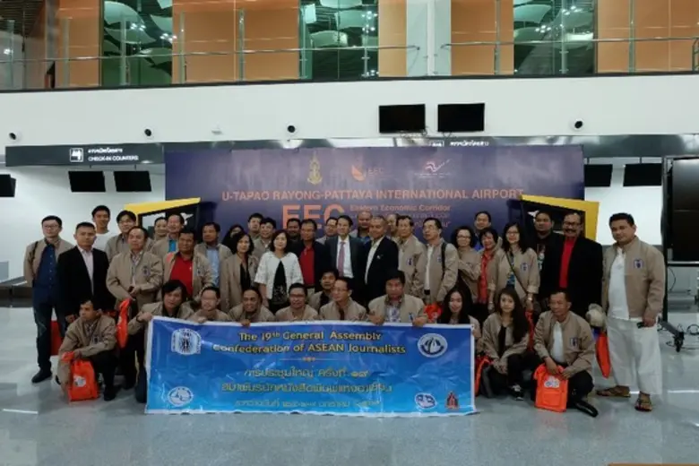 ดร. คณิศ แสงสุพรรณ (กลาง) เลขาธิการคณะกรร...