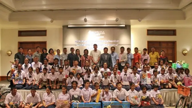 เดวิด มาร์เท่นส์ (แถวหลัง ที่ 9 จากขวา) ผ...