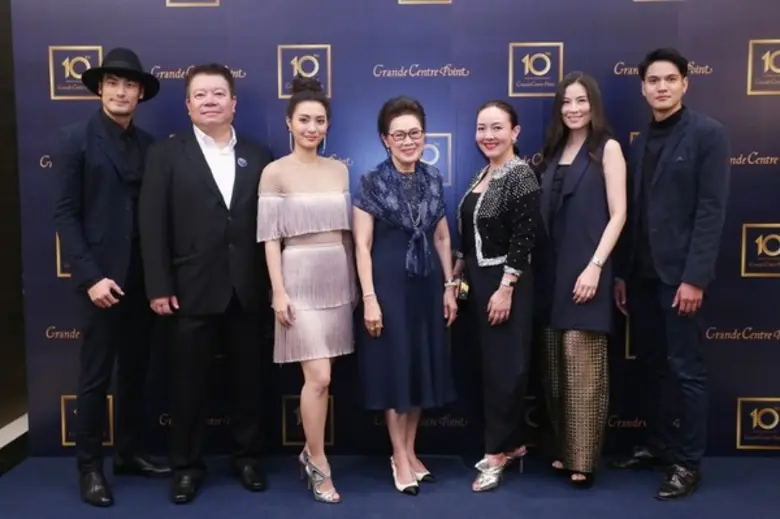 นางสุวรรณา พุทธประสาท (ลำดับที่ 4 จากซ้าย...