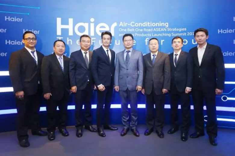 มร. จาง เจิ้งฮุ้ย (ลำดับที่ 3 จากซ้าย) ปร...