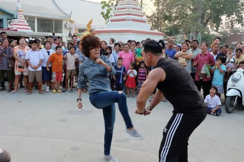 กิ่ง เหมือนแพร เล็กพริกขี้หนู!!! ทั้งเตะ-เข่า-ศอก!!! นักมวยร่างยักษ์ เหตุถูกจับก้นในละคร “แม่สื่อจอมป่วน”