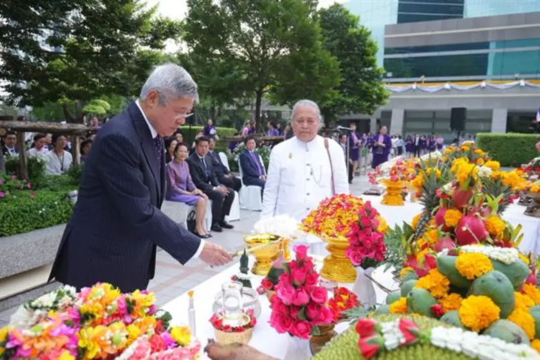 ธนาคารไทยพาณิชย์จัดพิธีทำบุญตักบาตร และพิ...